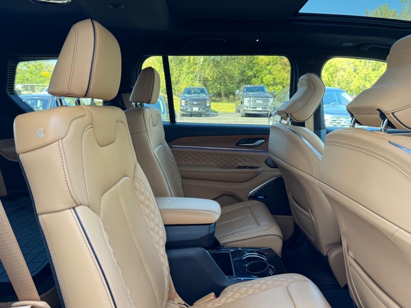 Jeep Grand Cherokee L Vehicle Full-screen Gallery Image 8