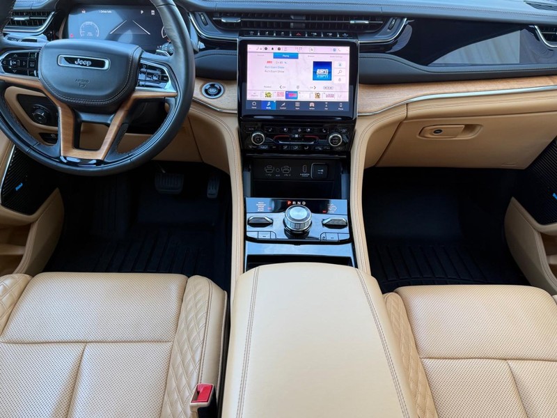 Jeep Grand Cherokee L Vehicle Full-screen Gallery Image 9