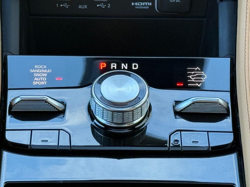 Jeep Grand Cherokee L Vehicle Full-screen Gallery Image 11