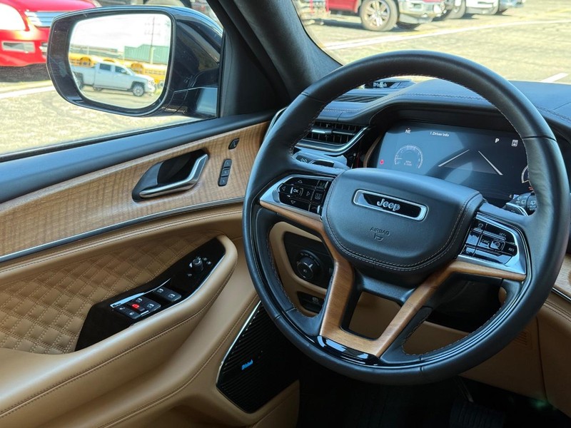 Jeep Grand Cherokee L Vehicle Full-screen Gallery Image 12