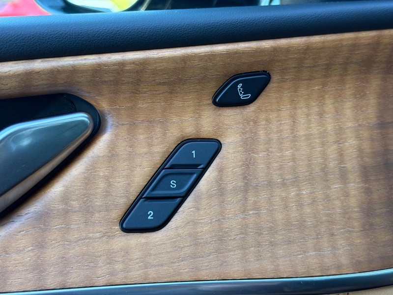 Jeep Grand Cherokee L Vehicle Full-screen Gallery Image 14