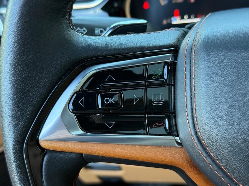 Jeep Grand Cherokee L Vehicle Full-screen Gallery Image 15