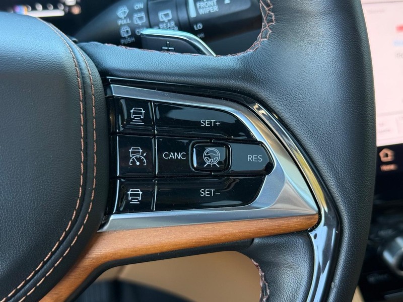 Jeep Grand Cherokee L Vehicle Full-screen Gallery Image 16