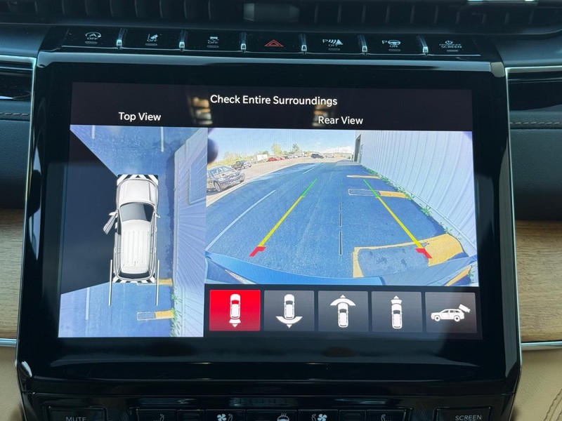 Jeep Grand Cherokee L Vehicle Full-screen Gallery Image 18