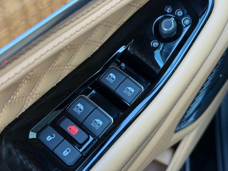 Jeep Grand Cherokee L Vehicle Full-screen Gallery Image 20