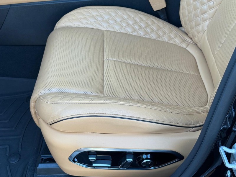 Jeep Grand Cherokee L Vehicle Full-screen Gallery Image 21