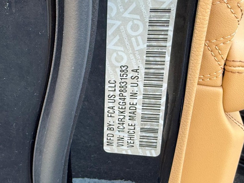 Jeep Grand Cherokee L Vehicle Full-screen Gallery Image 22