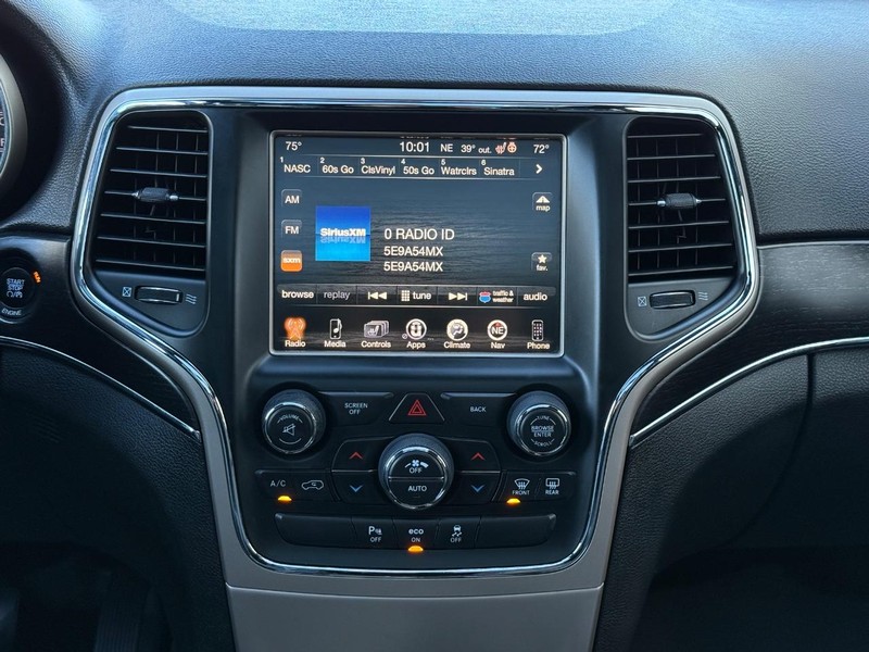 Jeep Grand Cherokee Vehicle Full-screen Gallery Image 11