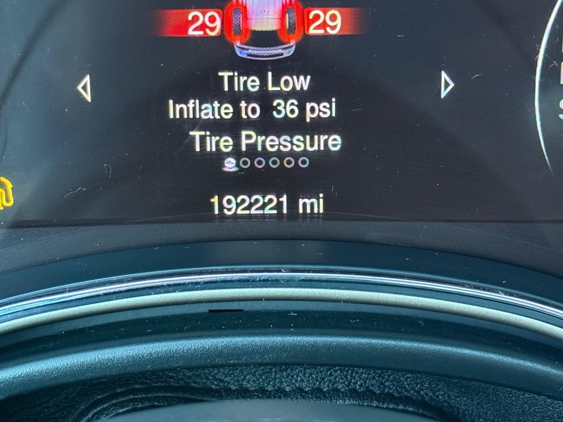 Jeep Grand Cherokee Vehicle Full-screen Gallery Image 18