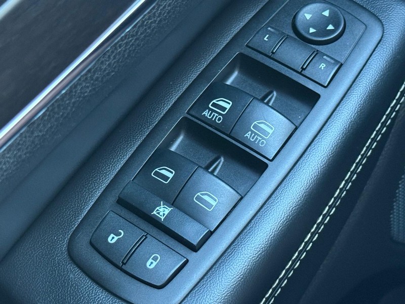 Jeep Grand Cherokee Vehicle Full-screen Gallery Image 21