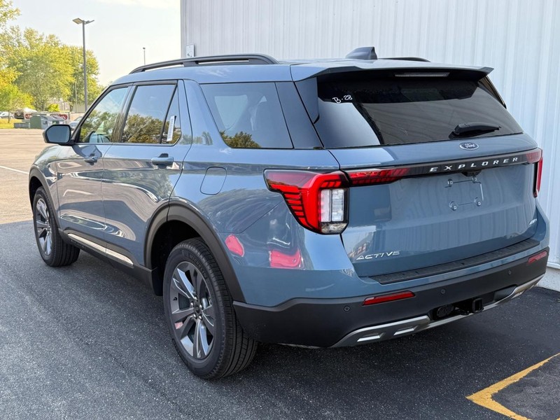 Ford Explorer Vehicle Full-screen Gallery Image 3
