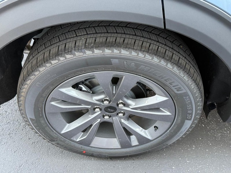 Ford Explorer Vehicle Full-screen Gallery Image 4