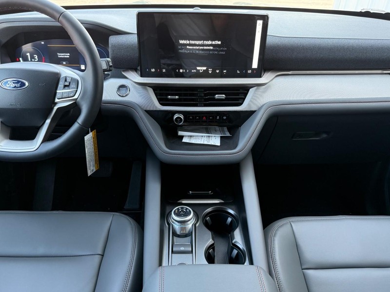 Ford Explorer Vehicle Full-screen Gallery Image 5