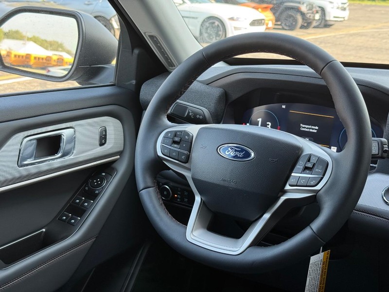 Ford Explorer Vehicle Full-screen Gallery Image 8