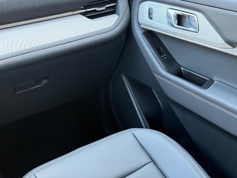 Ford Explorer Vehicle Full-screen Gallery Image 9