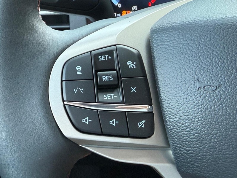 Ford Explorer Vehicle Full-screen Gallery Image 10