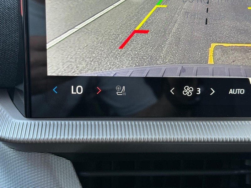 Ford Explorer Vehicle Full-screen Gallery Image 13