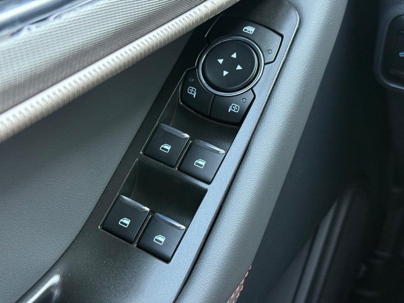 Ford Explorer Vehicle Full-screen Gallery Image 14