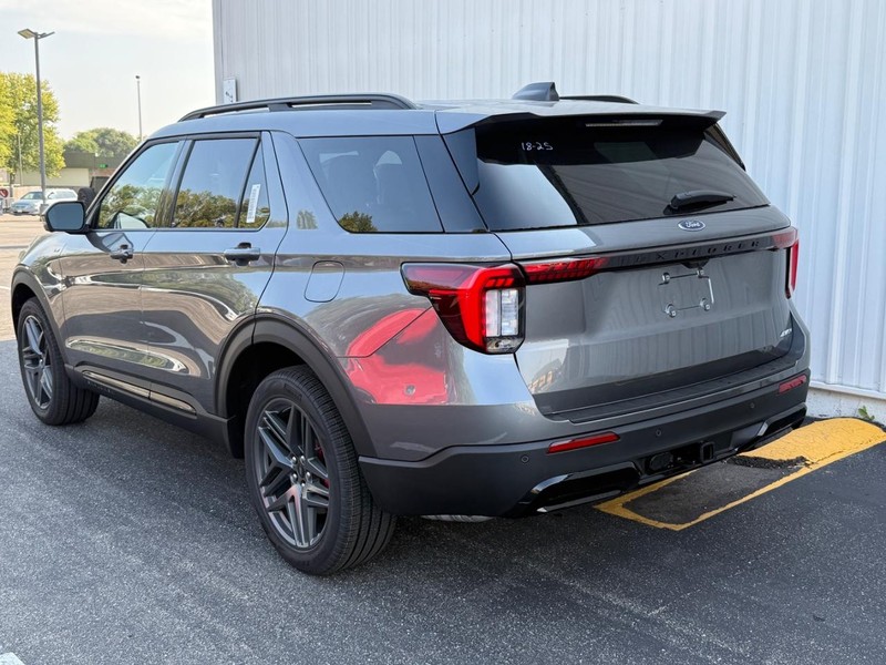 Ford Explorer Vehicle Full-screen Gallery Image 3