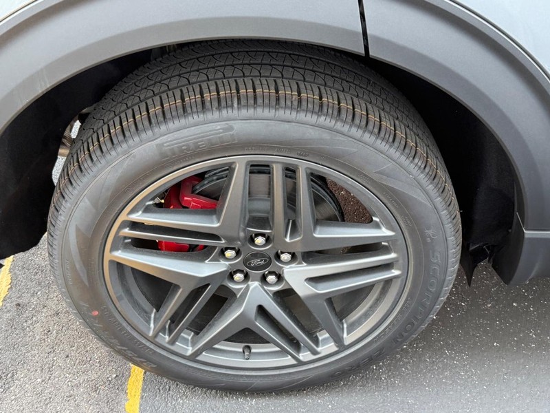 Ford Explorer Vehicle Full-screen Gallery Image 4