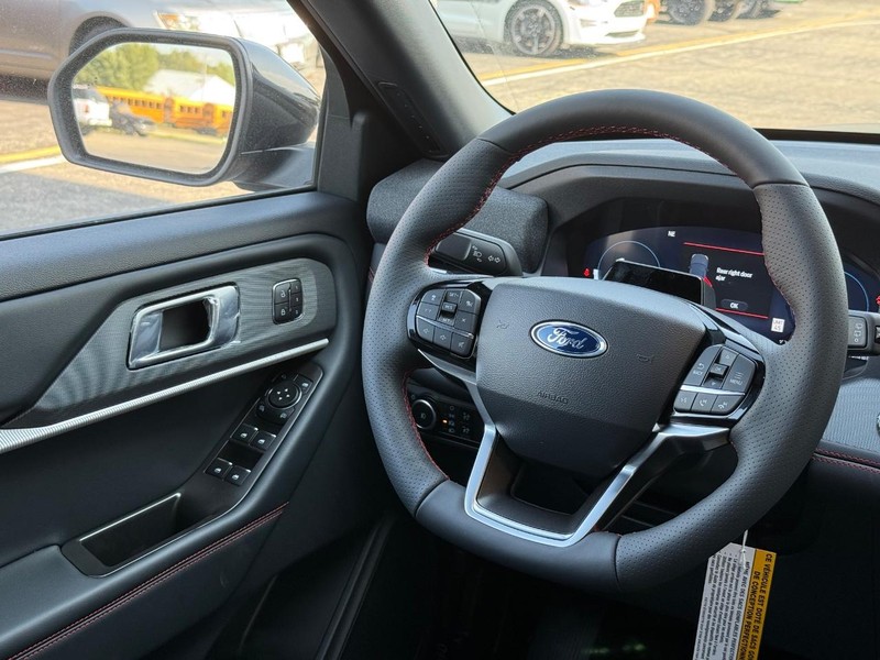 Ford Explorer Vehicle Full-screen Gallery Image 8