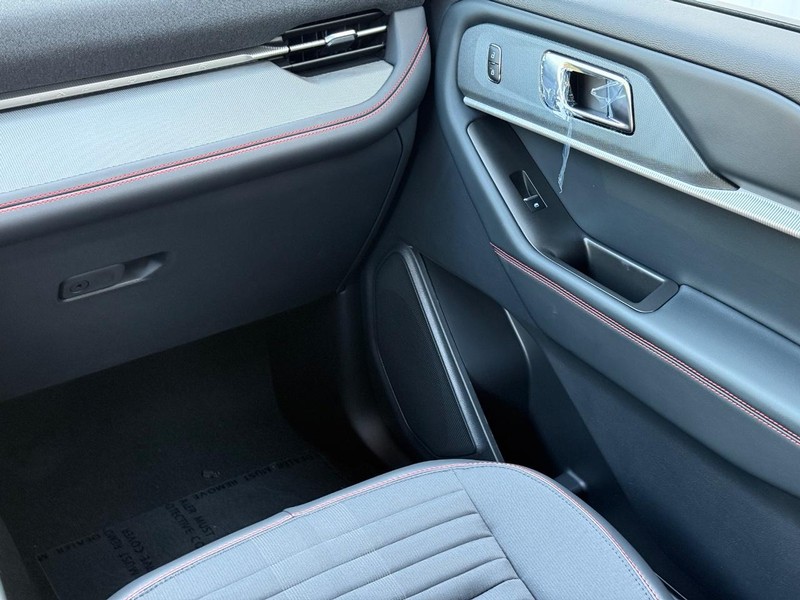 Ford Explorer Vehicle Full-screen Gallery Image 9