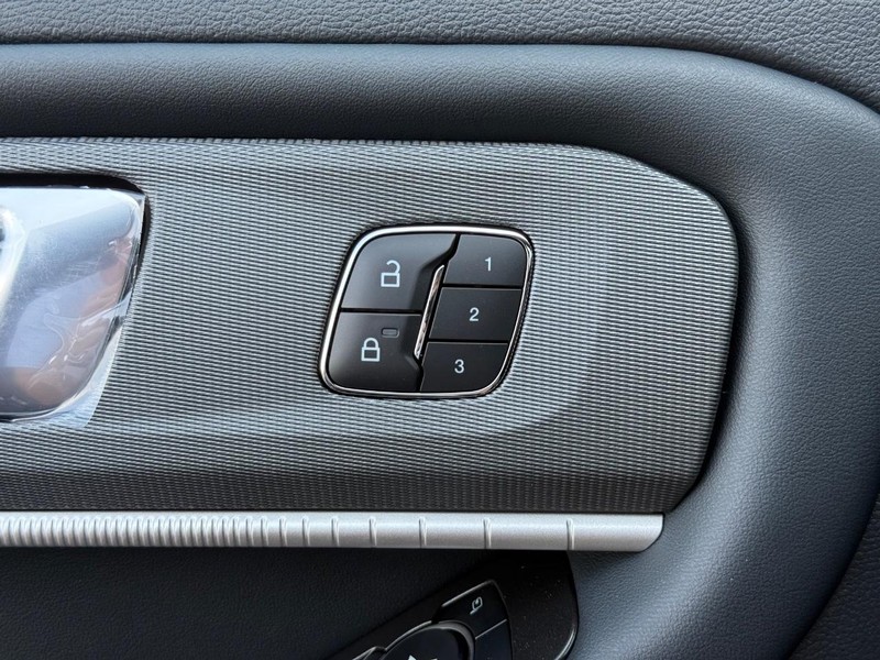 Ford Explorer Vehicle Full-screen Gallery Image 10