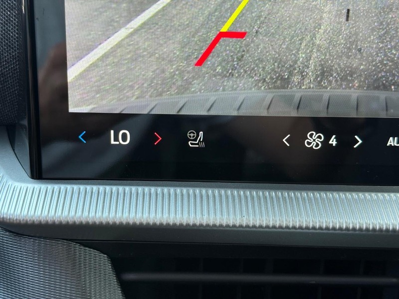 Ford Explorer Vehicle Full-screen Gallery Image 14