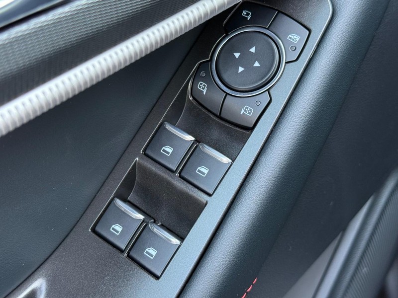 Ford Explorer Vehicle Full-screen Gallery Image 15