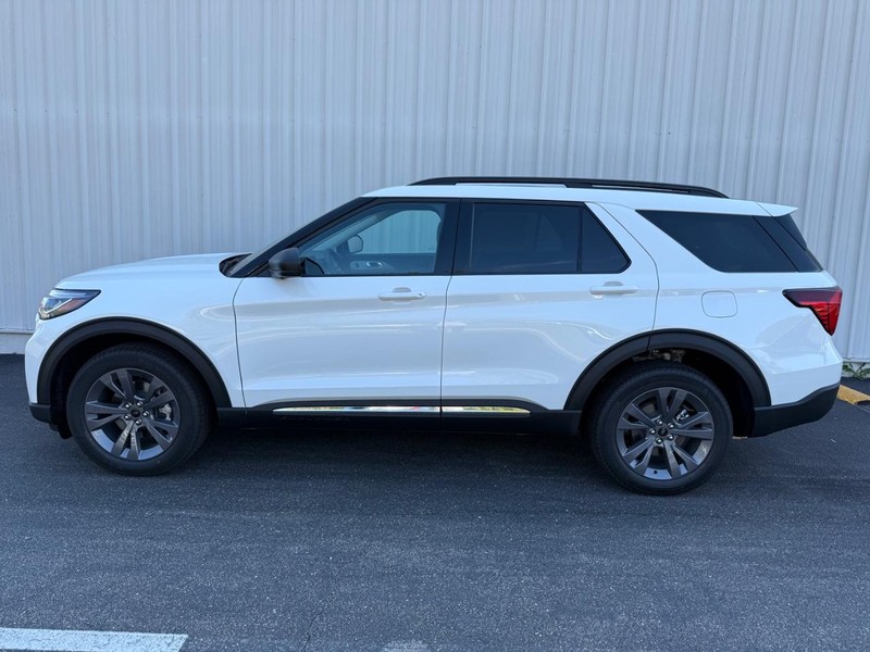 Ford Explorer Vehicle Full-screen Gallery Image 2