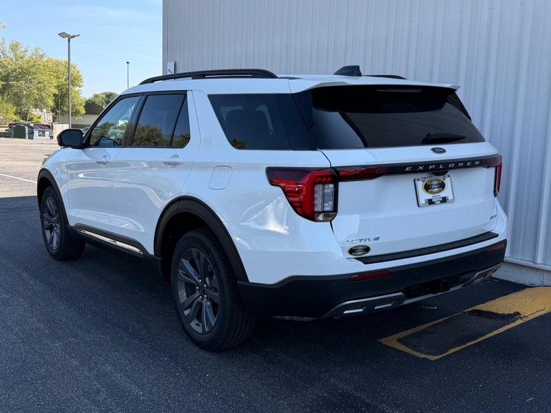 Ford Explorer Vehicle Full-screen Gallery Image 3