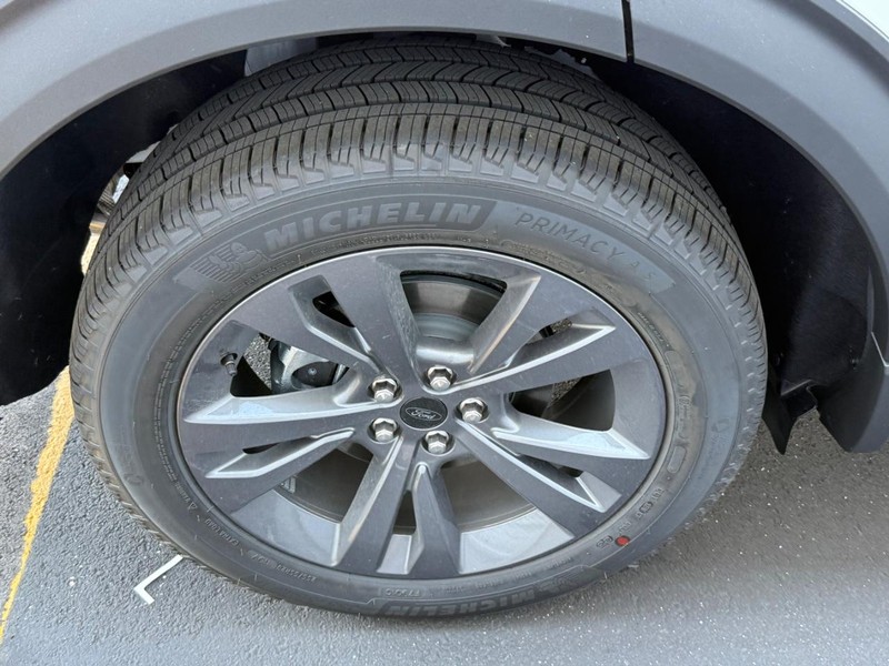 Ford Explorer Vehicle Full-screen Gallery Image 4