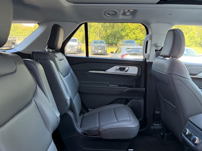 Ford Explorer Vehicle Full-screen Gallery Image 5