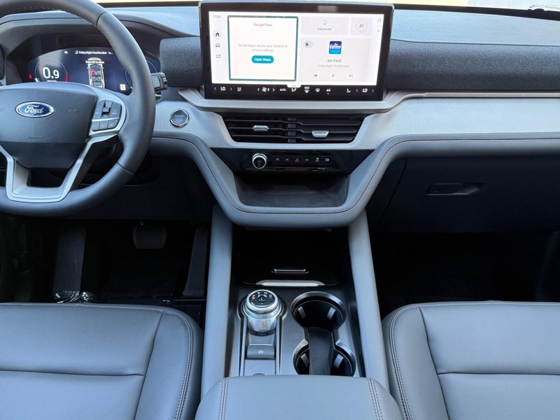 Ford Explorer Vehicle Full-screen Gallery Image 6