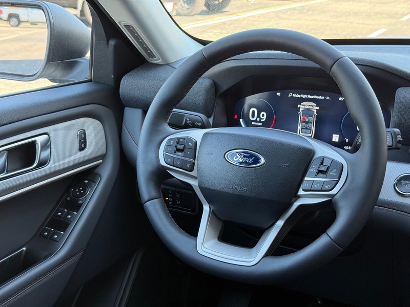 Ford Explorer Vehicle Full-screen Gallery Image 9