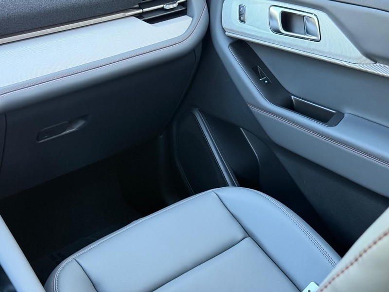 Ford Explorer Vehicle Full-screen Gallery Image 10