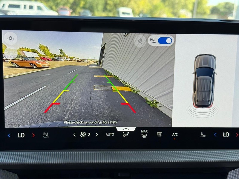 Ford Explorer Vehicle Full-screen Gallery Image 13