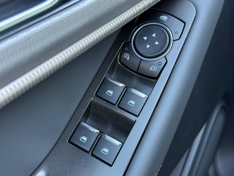 Ford Explorer Vehicle Full-screen Gallery Image 15