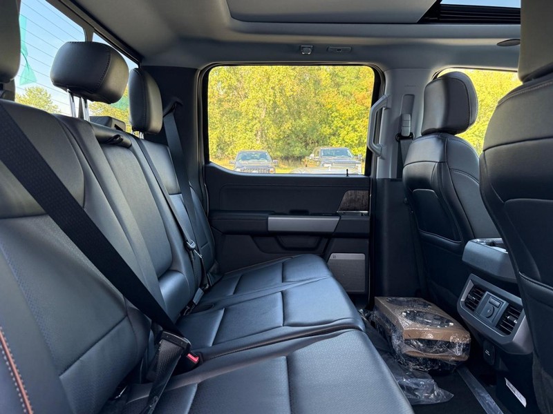 Ford Super Duty F-350 SRW Vehicle Full-screen Gallery Image 5