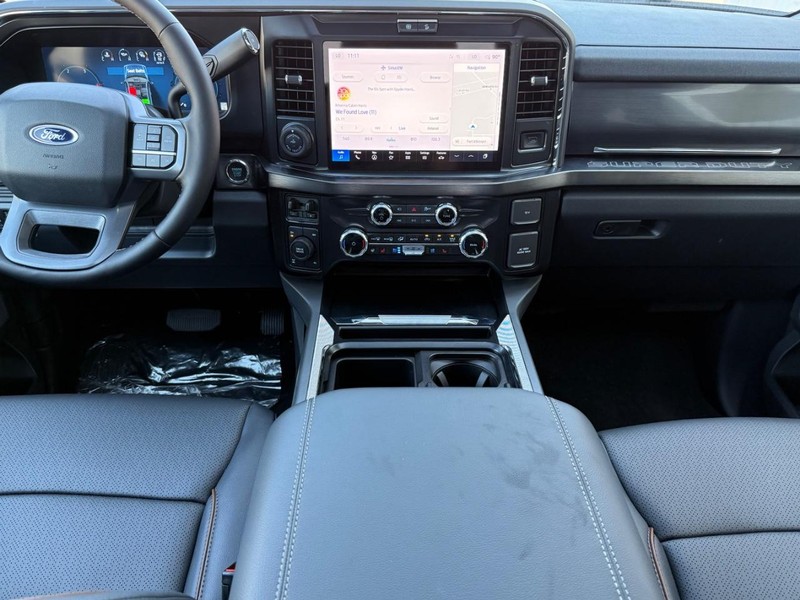 Ford Super Duty F-350 SRW Vehicle Full-screen Gallery Image 6