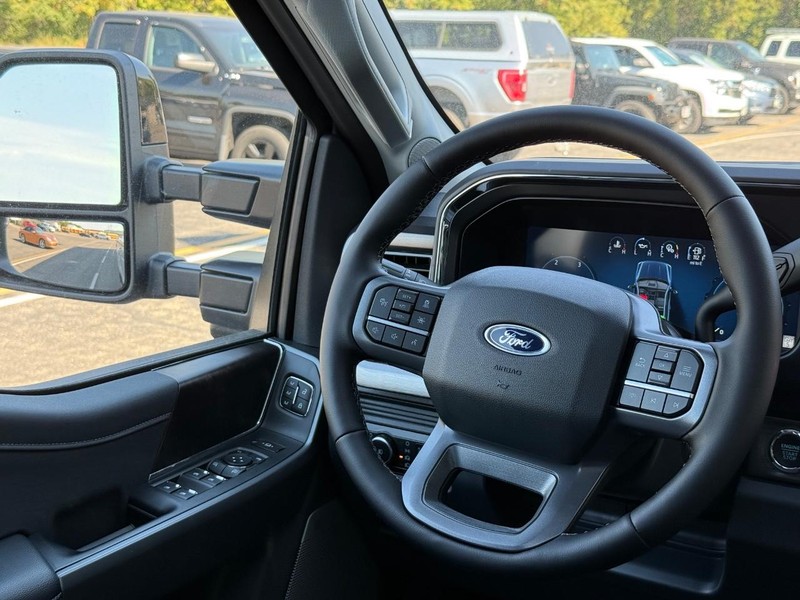 Ford Super Duty F-350 SRW Vehicle Full-screen Gallery Image 8