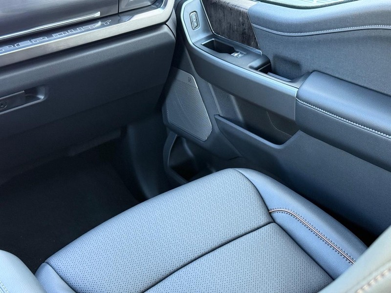 Ford Super Duty F-350 SRW Vehicle Full-screen Gallery Image 9