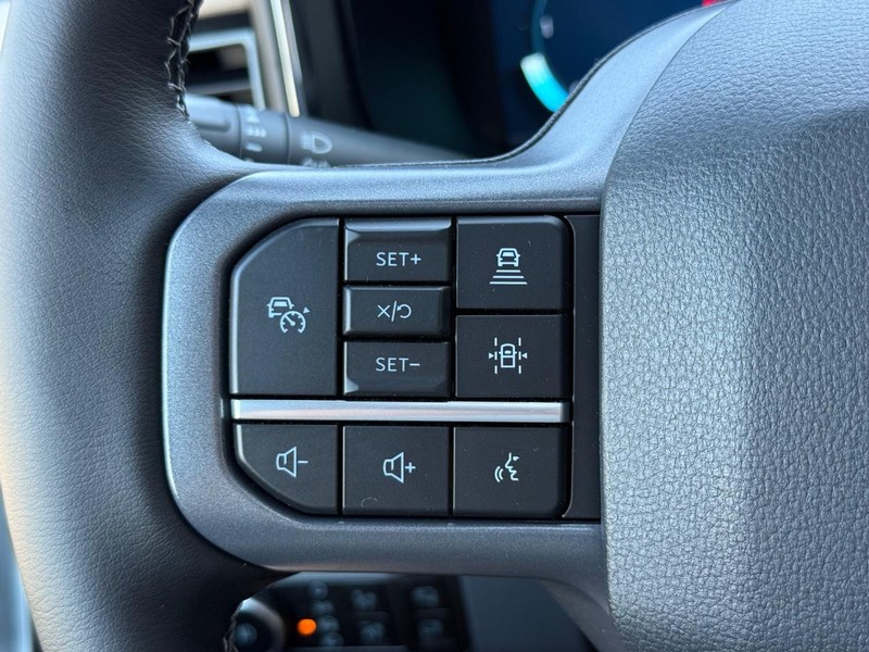 Ford Super Duty F-350 SRW Vehicle Full-screen Gallery Image 10