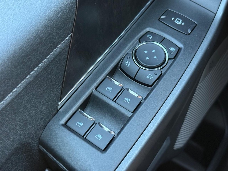 Ford Super Duty F-350 SRW Vehicle Full-screen Gallery Image 14