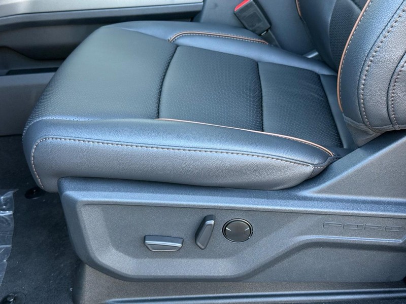 Ford Super Duty F-350 SRW Vehicle Full-screen Gallery Image 15