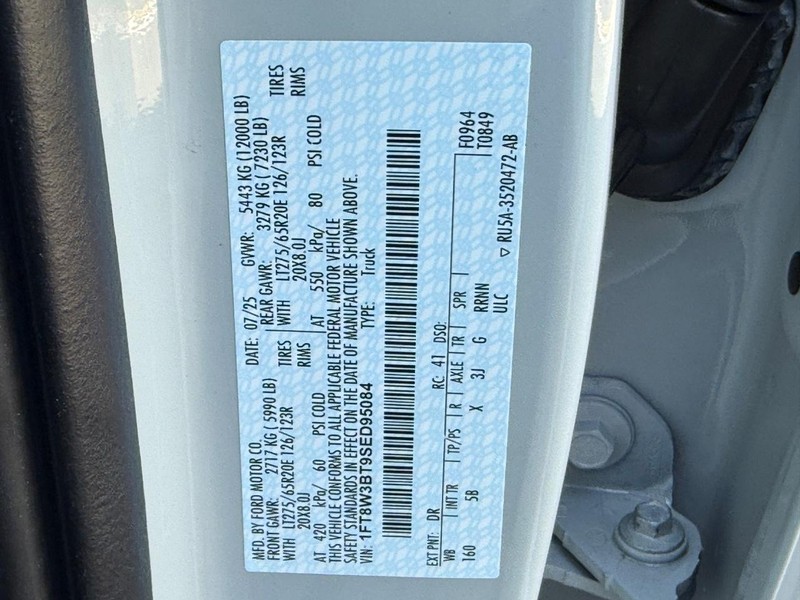 Ford Super Duty F-350 SRW Vehicle Full-screen Gallery Image 16