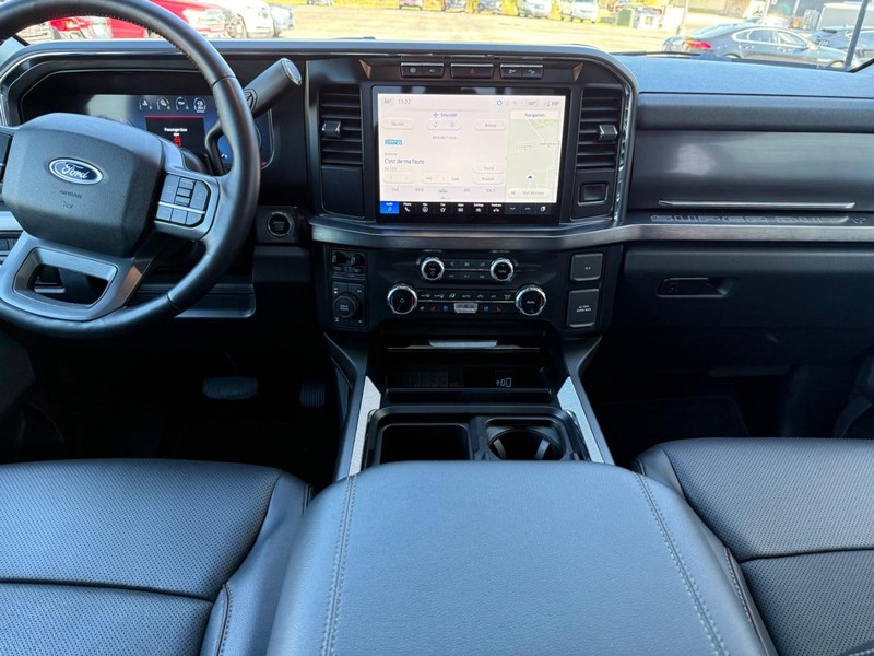 Ford Super Duty F-350 SRW Vehicle Full-screen Gallery Image 10