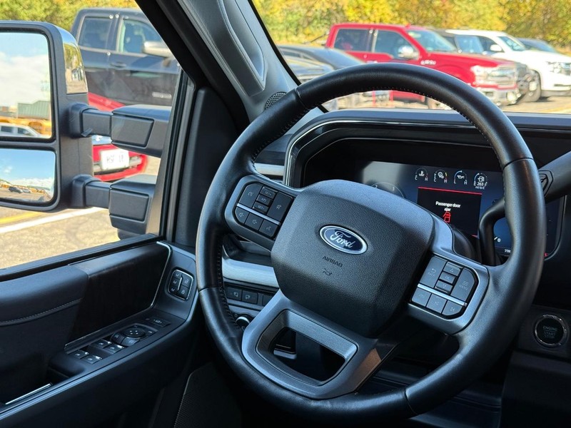 Ford Super Duty F-350 SRW Vehicle Full-screen Gallery Image 12