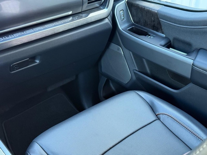 Ford Super Duty F-350 SRW Vehicle Full-screen Gallery Image 13