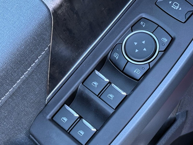 Ford Super Duty F-350 SRW Vehicle Full-screen Gallery Image 19